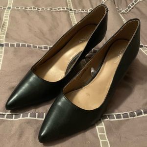 Black pointed toe pump